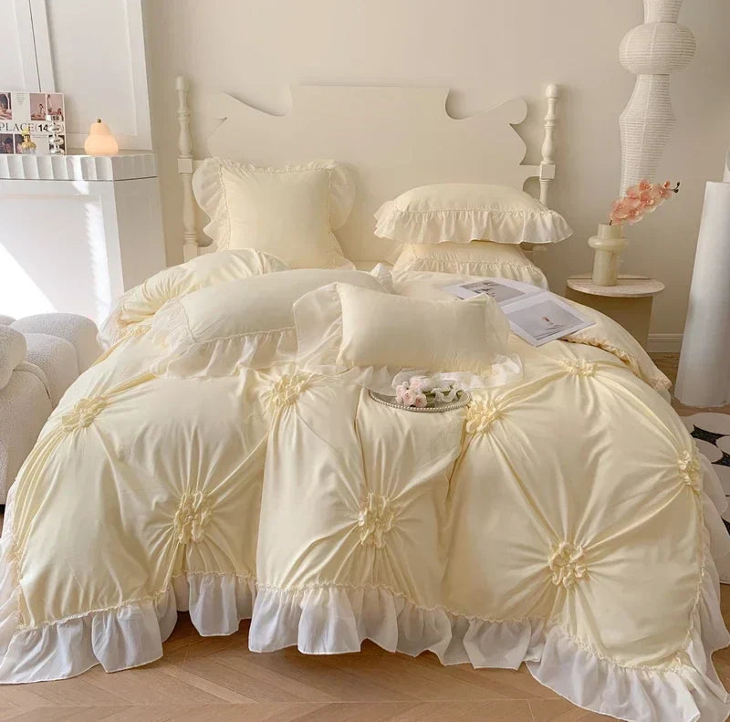 طقم سرير الأميرة الدانتيل™ من DecorBites: غطاء لحاف وملاءة ووسائد بكشكشة وأقواس رومانسية