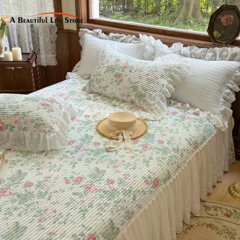 طقم مفرش سرير DecorBites™ Lace Ruffles مع أغطية وسائد لأسرّة 1.2-2 متر