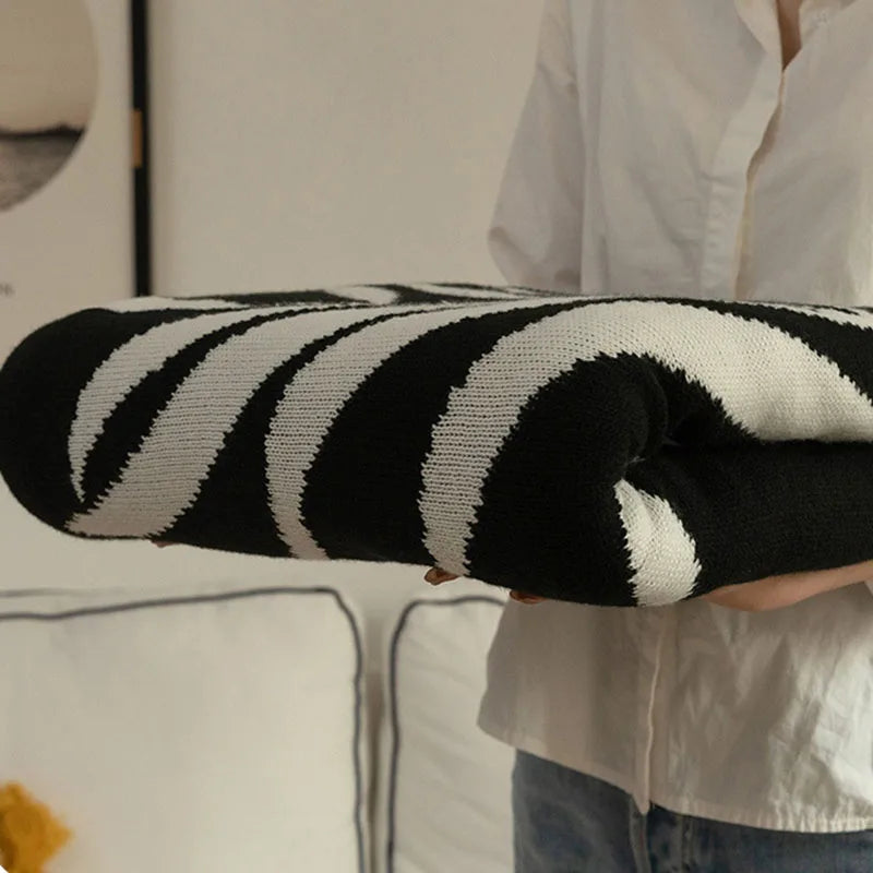 بطانية غطاء الأريكة المحبوكة من DecorBites™: لحاف رفيع أبيض وأسود لغفوة المكتب وتكييف الهواء