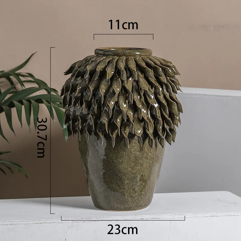 DecorBites™ Leaf Relief Ceramic Vase: إناء زهور خزفي بتصميم أوراق بارزة ثلاثي الأبعاد مصنوع يدوياً