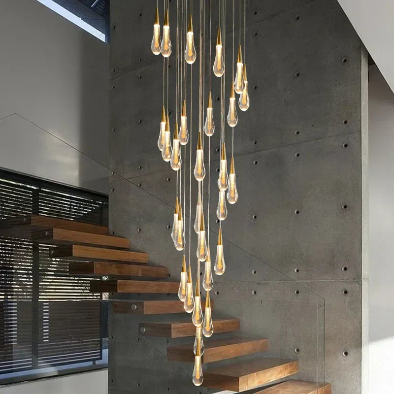 ثريا كريستالية ذهبية بتصميم قطرة من DecorBites™ بإضاءة LED للسلالم والردهات