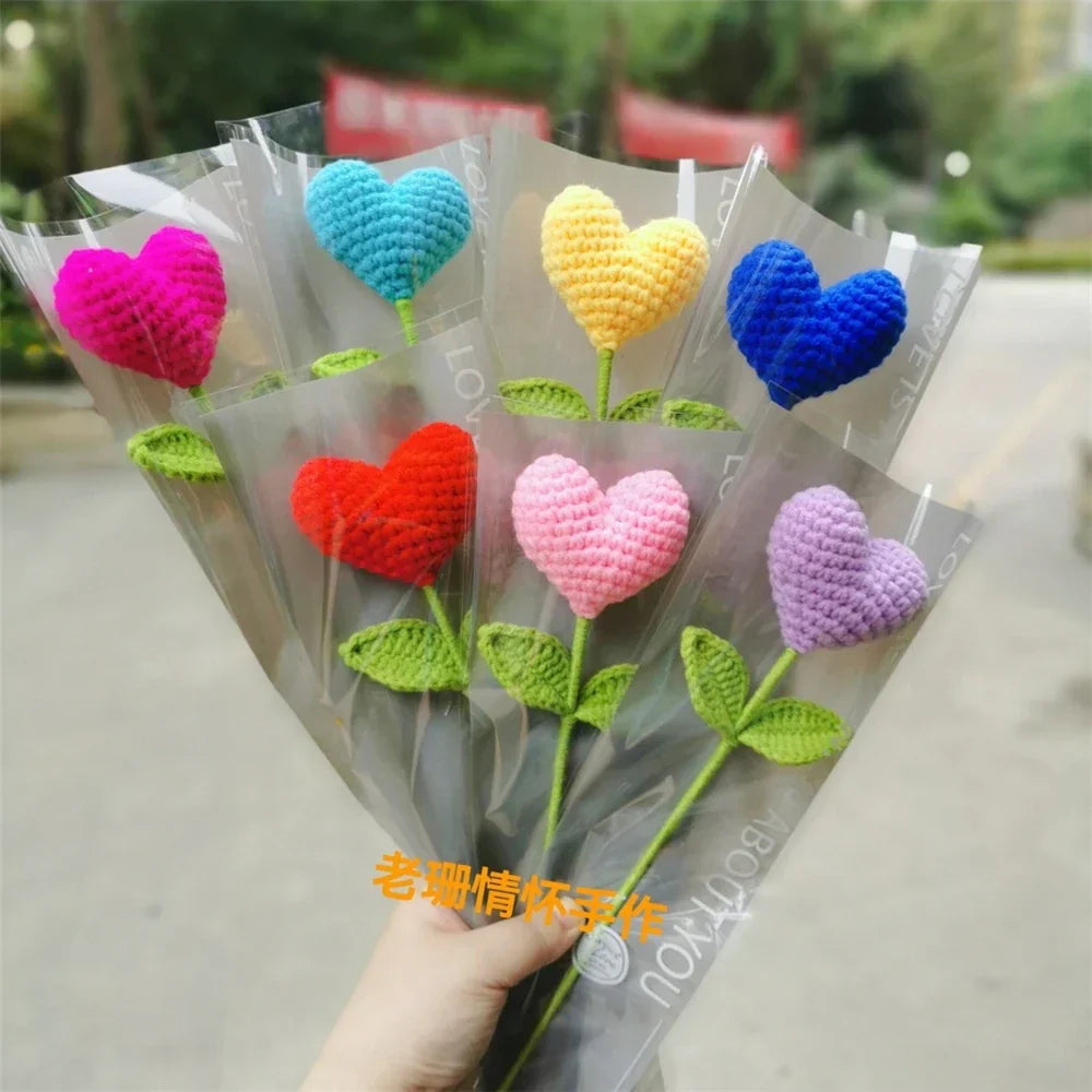 باقة زهور كروشيه على شكل قلب حب منسوج يدويًا من DecorBites™ مع غصن ورقي أخضر