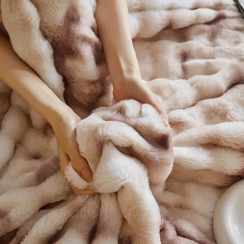 DecorBites™ Cozy Fleece Throws - Soft Plaid Blankets for Warmth and Comfort