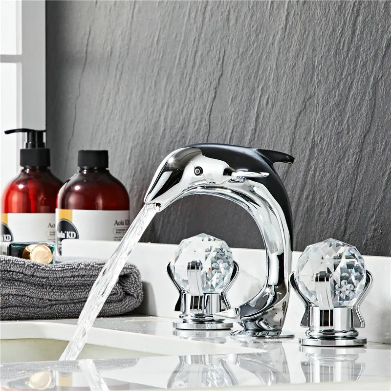 DecorBites™ Gold Basin Faucet: خلاط حوض ذهبي من النحاس والنيكل على شكل دولفين للحمام، 3 فتحات واسع الانتشار