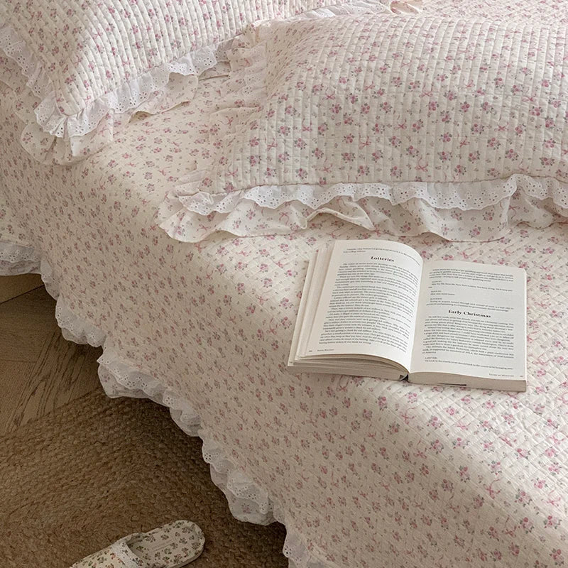 طقم مفرش سرير كوري من DecorBites™ برنسيس بتصميم أزهار من الدانتيل والكشكشة مع لحاف قطني 100%