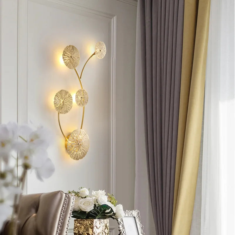 أباليك حائط بإطار نحاسي ذهبي بتصميم زهرة من DecorBites™ لإنارة غرف الطعام الفندقية