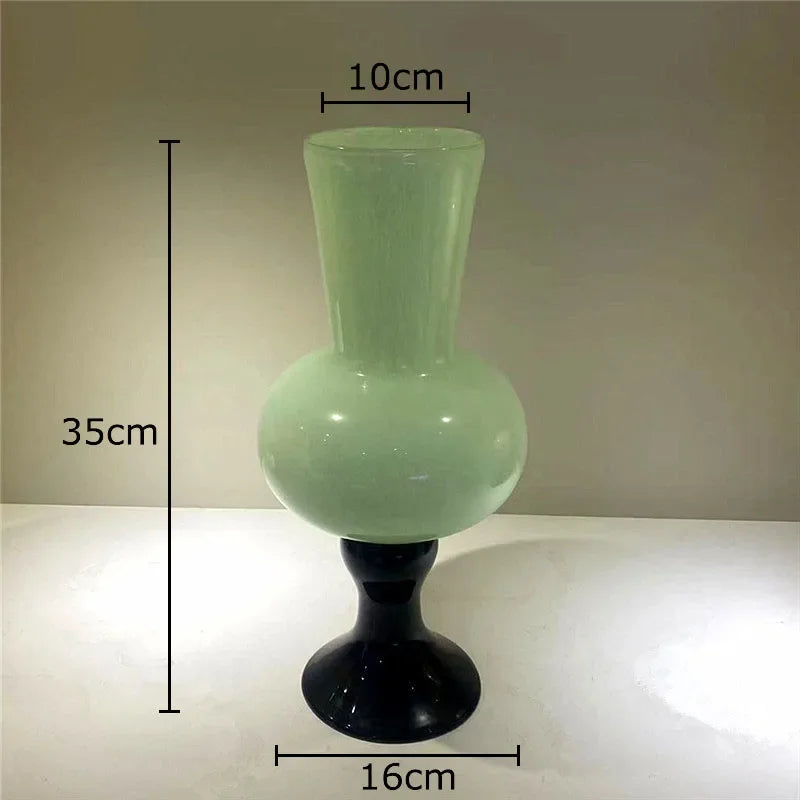مزهرية زجاجية على شكل كأس من DecorBites™ لتزيين المكتب مع أزهار اصطناعية
