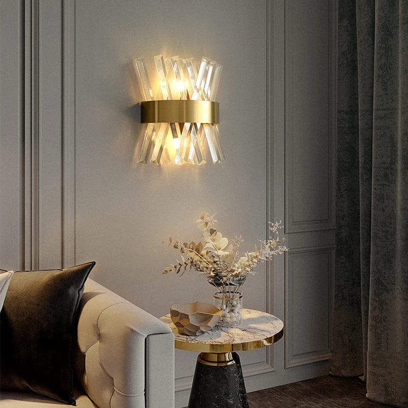 أضواء جدارية كريستالية LED من DecorBites™: أضواء جدارية ذهبية أنيقة لديكور المنزل الفاخر