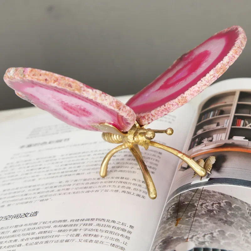 منحوتة زينة فراشة ذهبية من عقيق الكريستال من DecorBites™