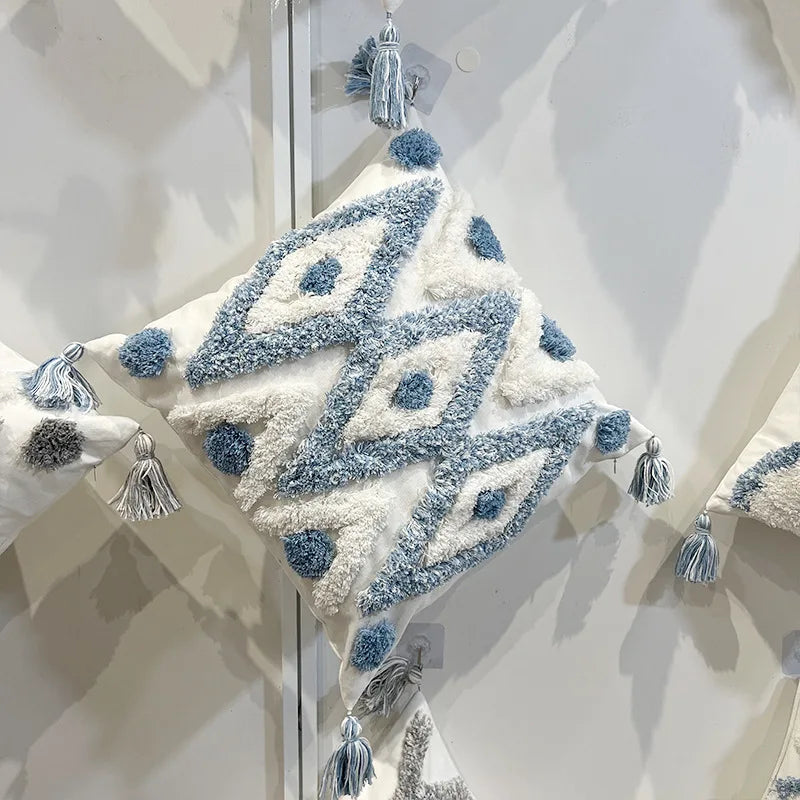 أغطية وسائد مطرزة بنقوش هندسية ماسية من DecorBites™ - مزينة بشراشيب زرقاء وبيضاء، 45x45/30x50 سم