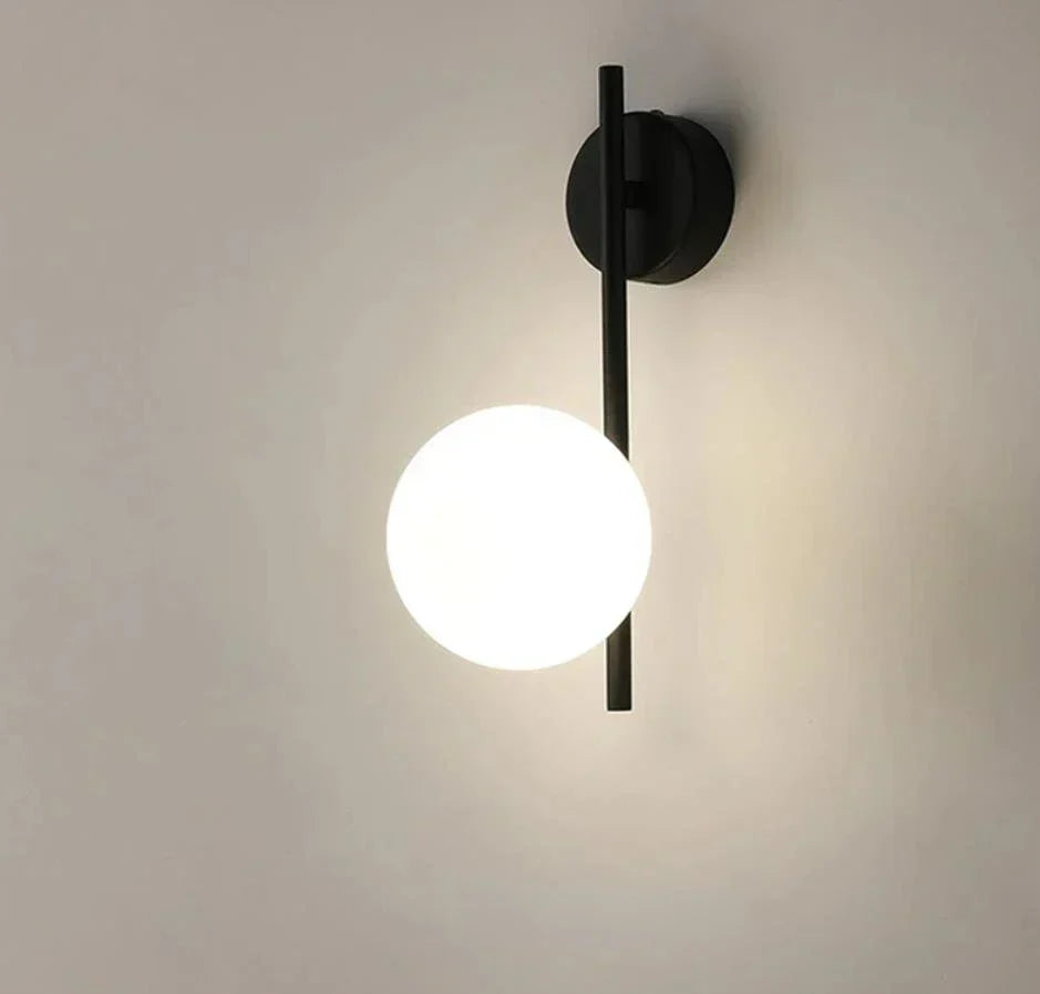 مصباح حائط من DecorBites™ ذهبي مزود بكرة زجاجية بتقنية LED: إضاءة حائط جانبية بتصميم أمريكي للممرات وغرف النوم والدراسة