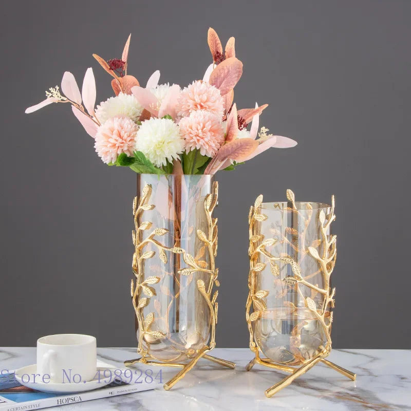 مزهرية زجاجية بإطار ذهبي مع فروع الروطان من DecorBites™ لديكور المنزل وتنسيق الزهور