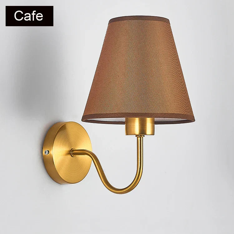 مصباح حائط من القماش الذهبي DecorBites™ للمساحات المعيشية ذات الطراز الاسكندنافي الحديث