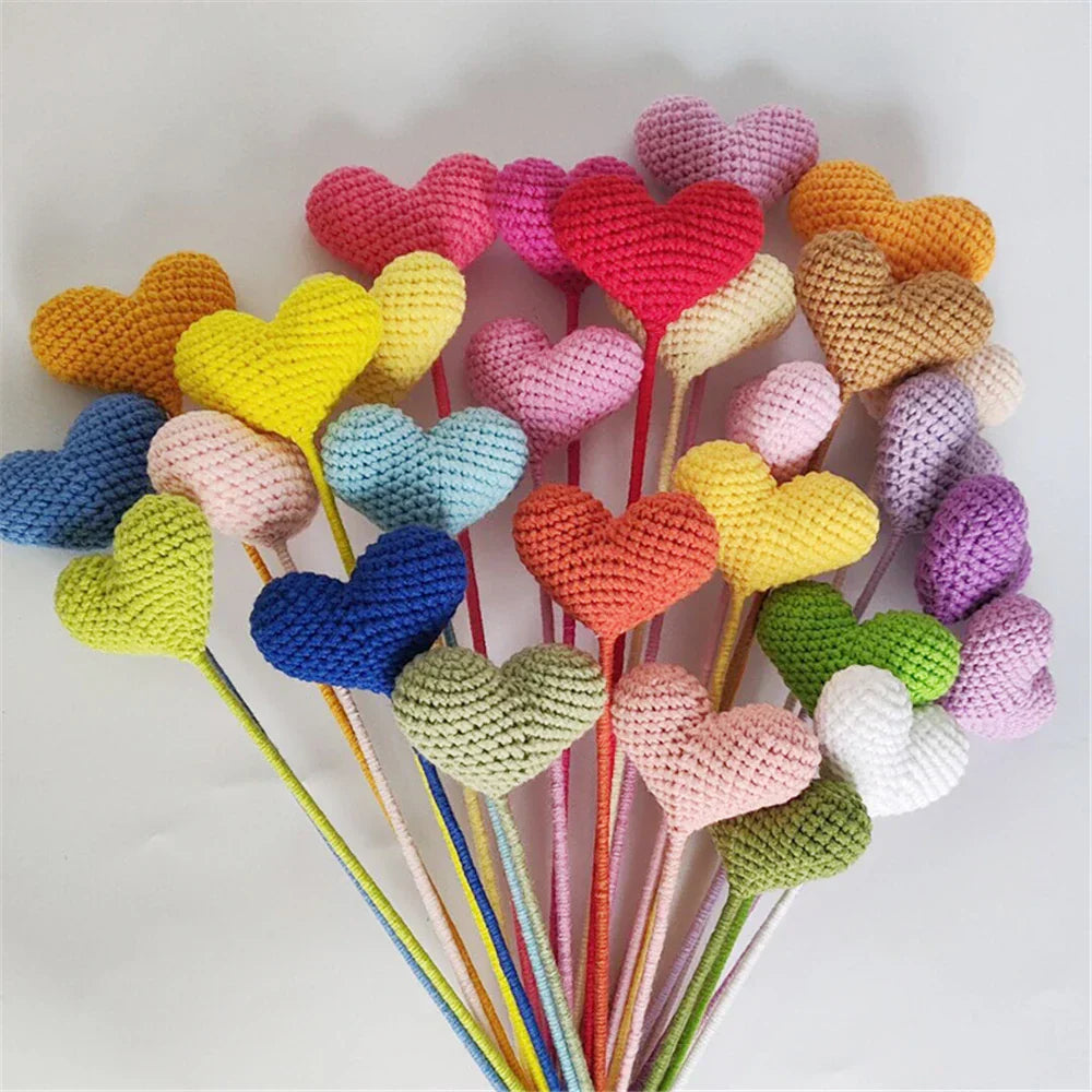 باقة زهور كروشيه على شكل قلب من DecorBites™ - ديكور منزلي وهدية عائلية مصنوعة يدويًا للزفاف