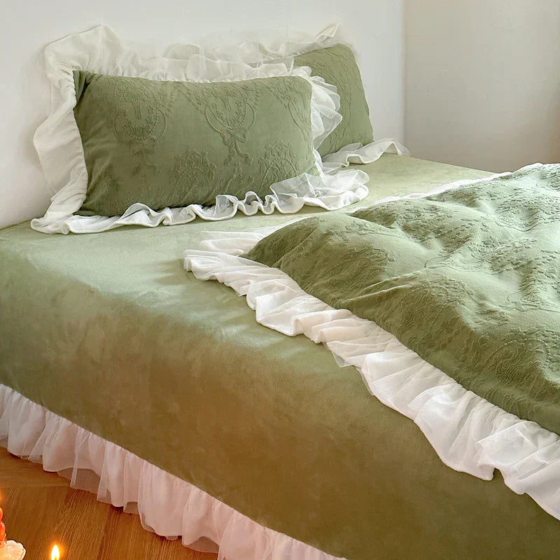 طقم شراشف DecorBites™ الفرنسي المخملي المنحوت مع دانتيل الكشكشة، غطاء لحاف مخملي مرجاني، ملاءة سرير فاخرة