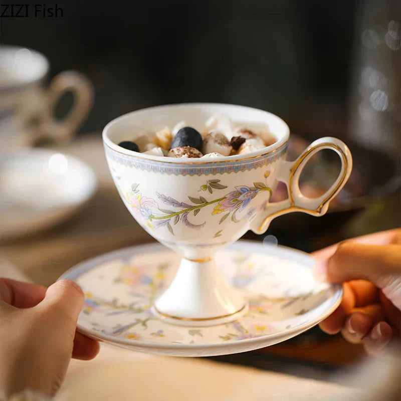 طقم كوب وصحن سيراميك مزخرف بالورود الذهبية من DecorBites™ - أكواب أنيقة للقهوة والشاي والعصير