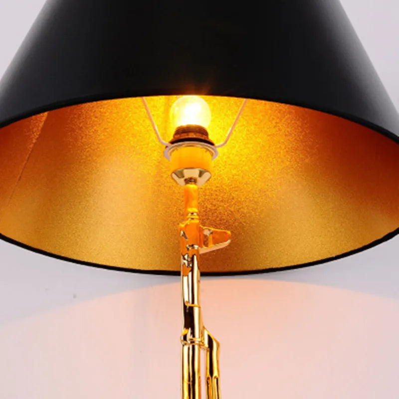 مصباح أرضي LED ذهبي من DecorBites™: مصباح زاوية بتصميم ما بعد الحداثة لغرفة المعيشة وغرفة النوم