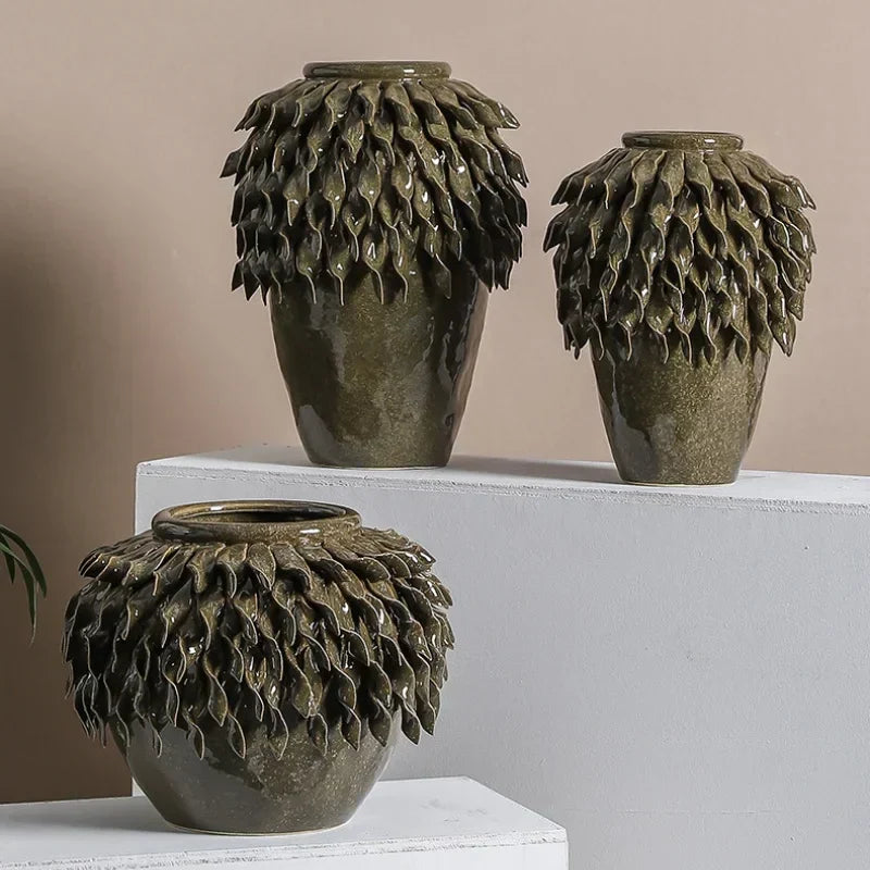 DecorBites™ Leaf Relief Ceramic Vase: إناء زهور خزفي بتصميم أوراق بارزة ثلاثي الأبعاد مصنوع يدوياً