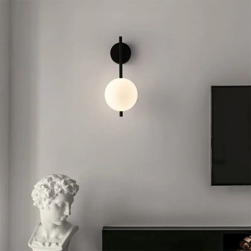 مصباح حائط من DecorBites™ ذهبي مزود بكرة زجاجية بتقنية LED: إضاءة حائط جانبية بتصميم أمريكي للممرات وغرف النوم والدراسة
