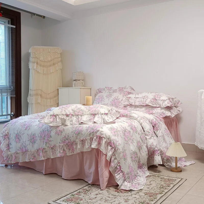 طقم مفروشات من القطن بطبعة زهور الورد الفرنسي وكشكشة دانتيل من DecorBites™ - غطاء لحاف، مفرش سرير، شراشف وأغطية وسائد