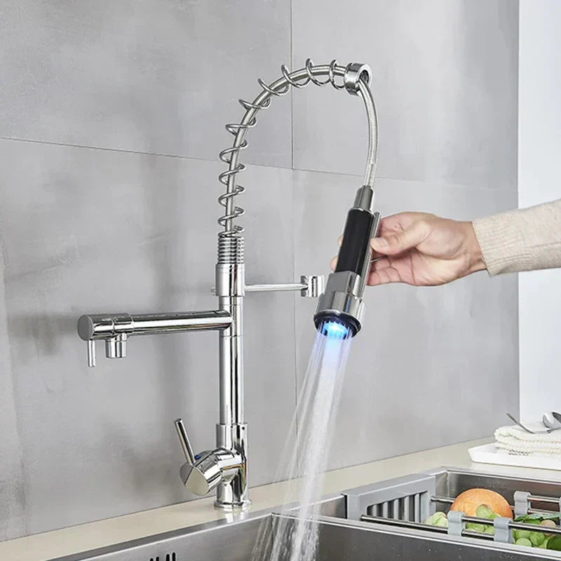 Robinet de cuisine brossé DecorBites™ à LED avec douchette extractible à ressort, bec pivotant à poignée unique