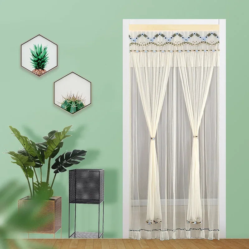 ستائر باب ناموسية دانتيل مطرزة مضادة للبعوض من DecorBites™ - تصميم مطوي لمرور الضوء والهواء