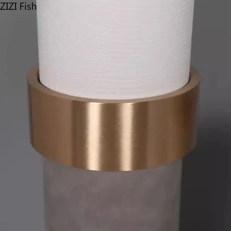 DecorBites™ مزهرية أسطوانية ذهبية، ديكور مكتبي جلدي، تنسيق زهور اصطناعية