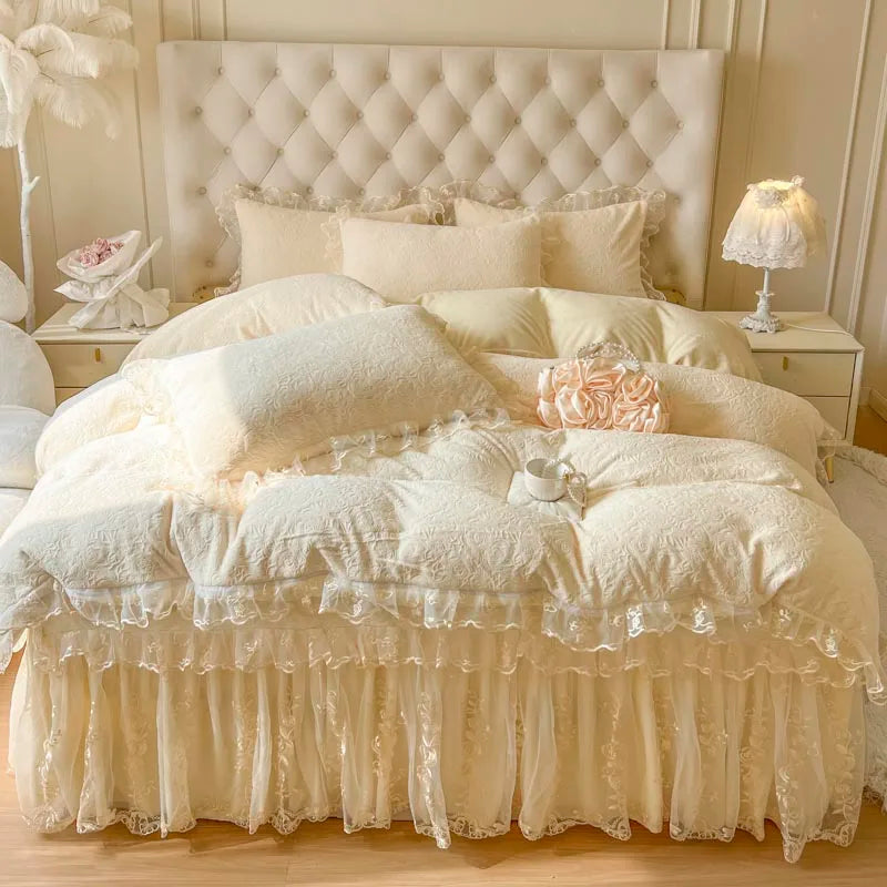 طقم سرير الأميرة الدانتيل من DecorBites™ مع غطاء لحاف وتنورة سرير مخملية
