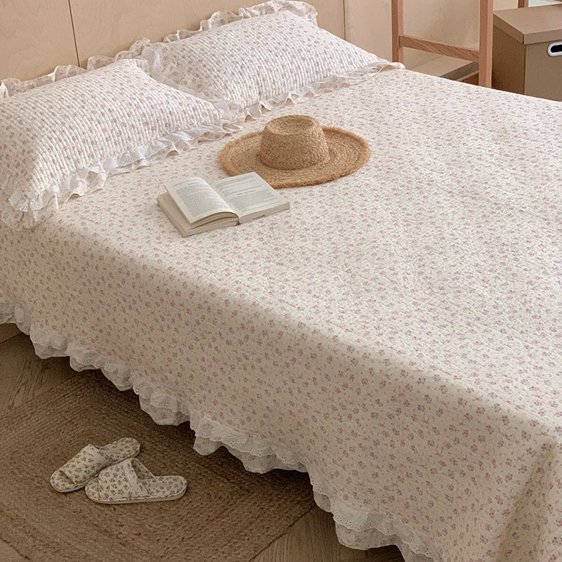 طقم مفرش سرير كوري من DecorBites™ برنسيس بتصميم أزهار من الدانتيل والكشكشة مع لحاف قطني 100%