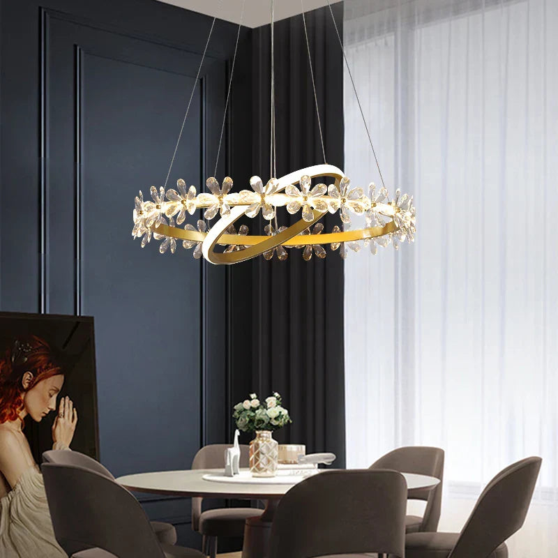 ثريا معلقة على شكل حلقة كريستال ذهبية من DecorBites™، تصميم عصري فاخر لديكور المنزل