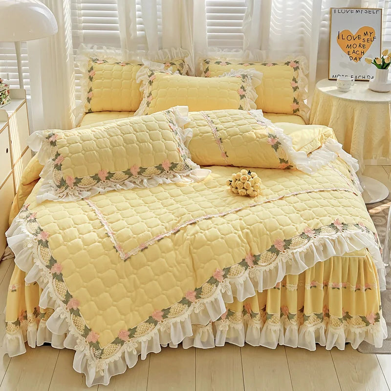 طقم مفروشات أميرة كوري من DecorBites™: أزهار، دانتيل، كشكشة، تطريز، مبطن، غطاء لحاف، مفرش سرير