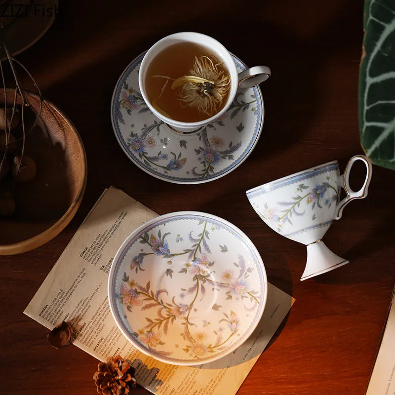 طقم كوب وصحن سيراميك مزخرف بالورود الذهبية من DecorBites™ - أكواب أنيقة للقهوة والشاي والعصير