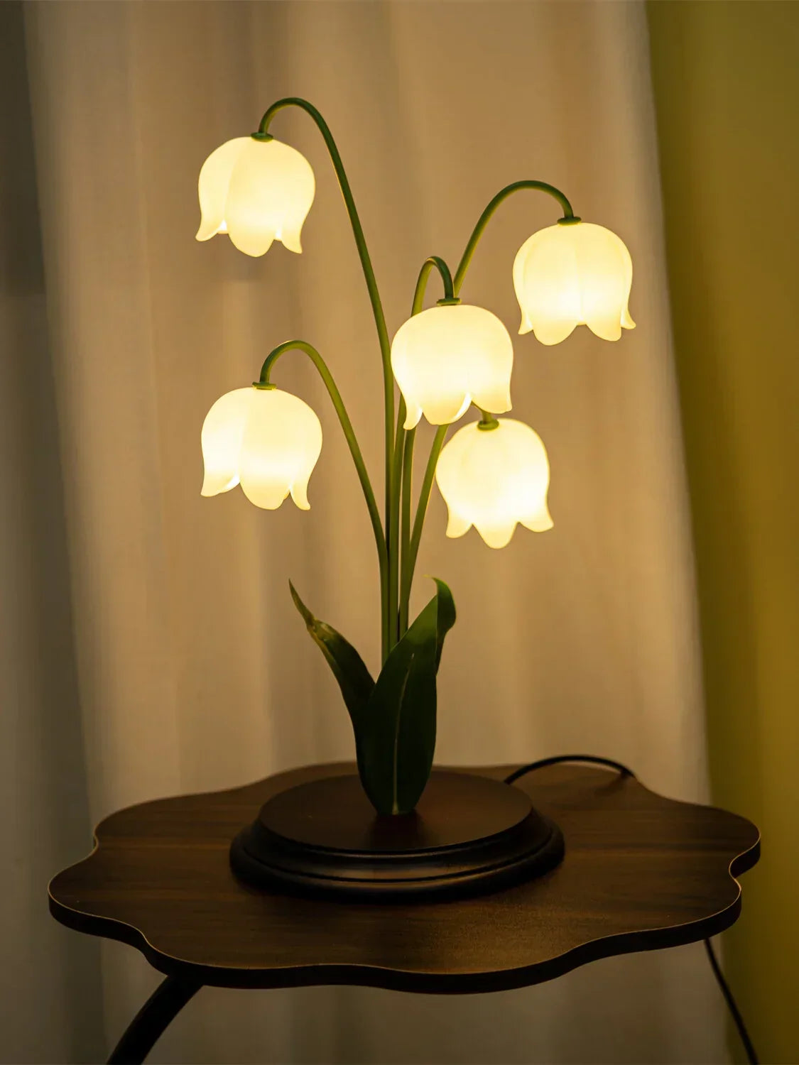 مصباح طاولة زهور LED من DecorBites™ - إضاءة مكتب زخرفية لغرفة النوم، وغرفة المعيشة، وغرفة الدراسة