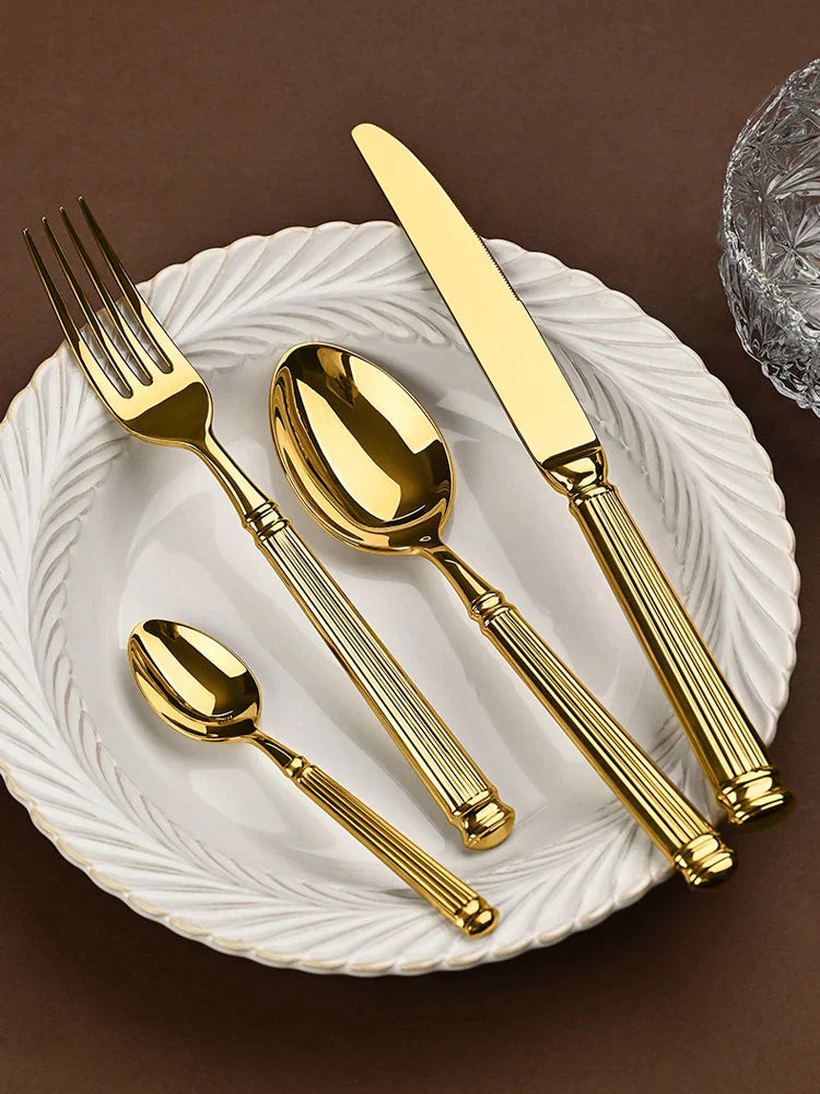 طقم أدوات مائدة DecorBites™ الذهبي من الفولاذ المقاوم للصدأ، 4 قطع شوكة سكين ملعقة.
