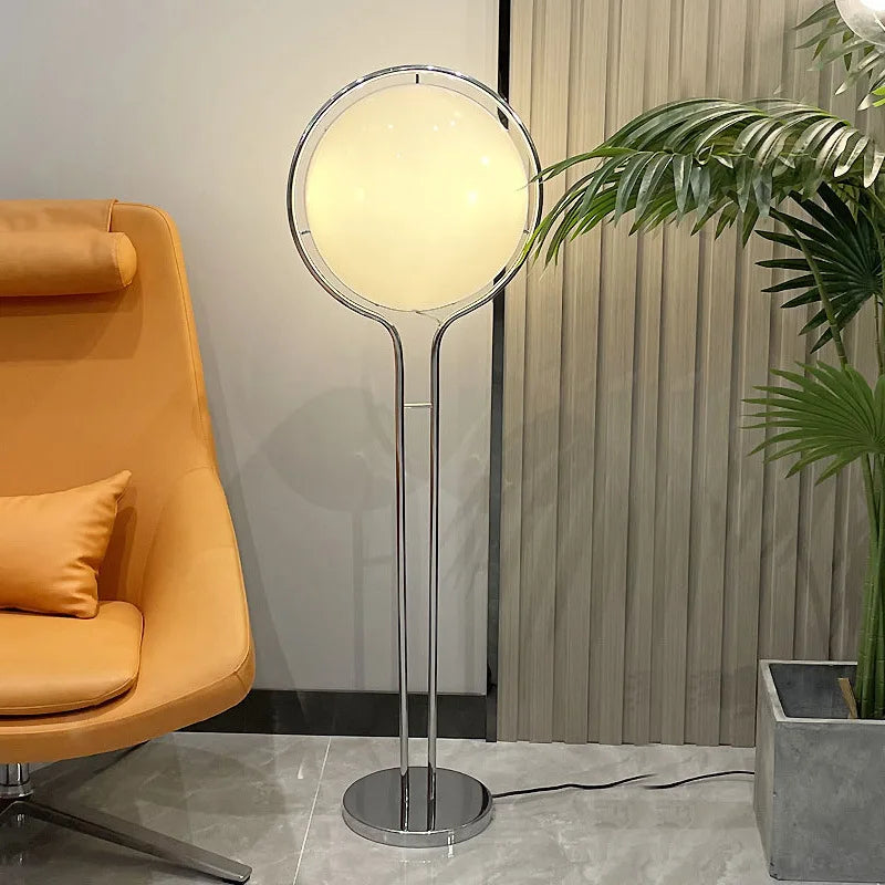 مصباح أرضي LED DecorBites™ من المعدن الكرومي لغرفة المعيشة مع كرة أكريليك بيضاء