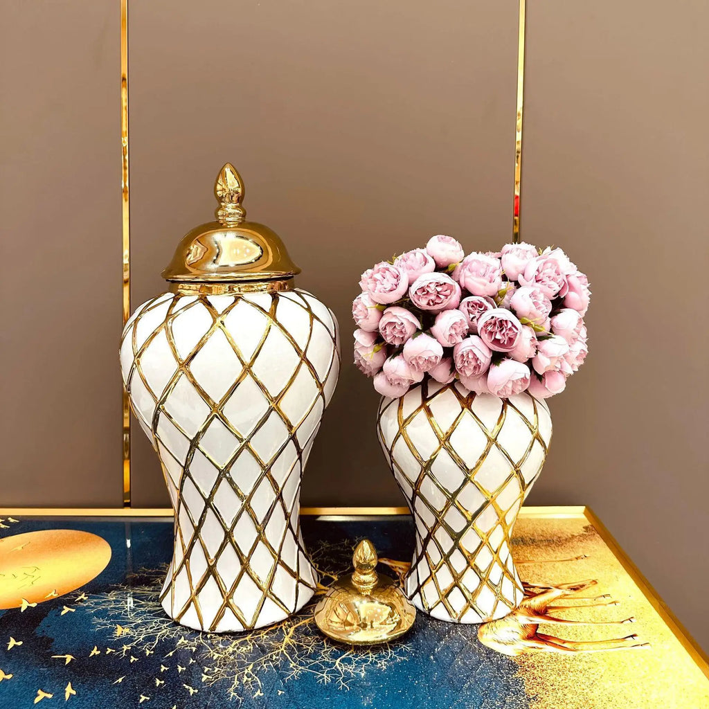 فازة بورسلين ذهبية بشكل ماسة من DecorBites™: ديكور منزلي سيراميكي أنيق ووعاء تخزين