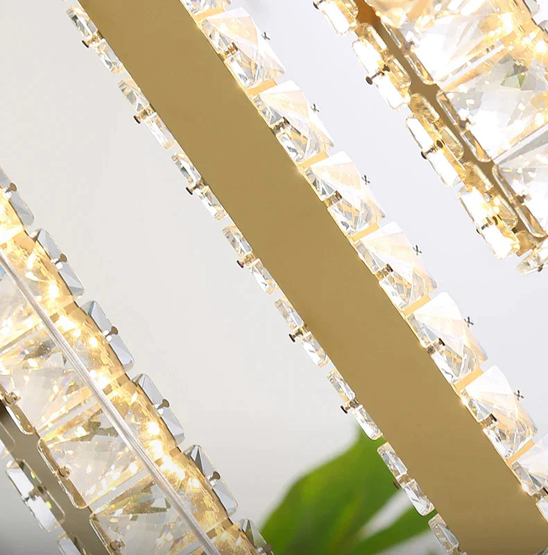 ثريا كريستالية كبيرة مطلية بالكروم من DecorBites™ للسلم الحلزوني الحديث