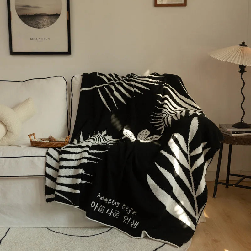 بطانية غطاء الأريكة المحبوكة من DecorBites™: لحاف رفيع أبيض وأسود لغفوة المكتب وتكييف الهواء