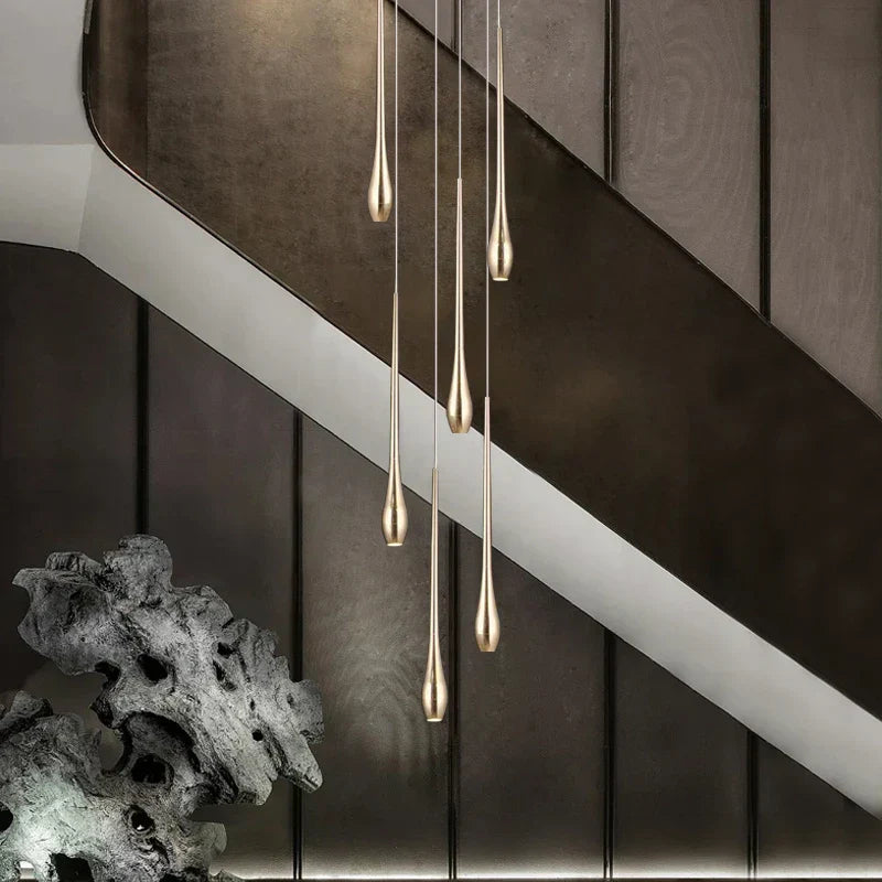 ثريا DecorBites™ الذهبية بإضاءة LED لغرفة المعيشة والسلالم في الفيلا الدوبلكس