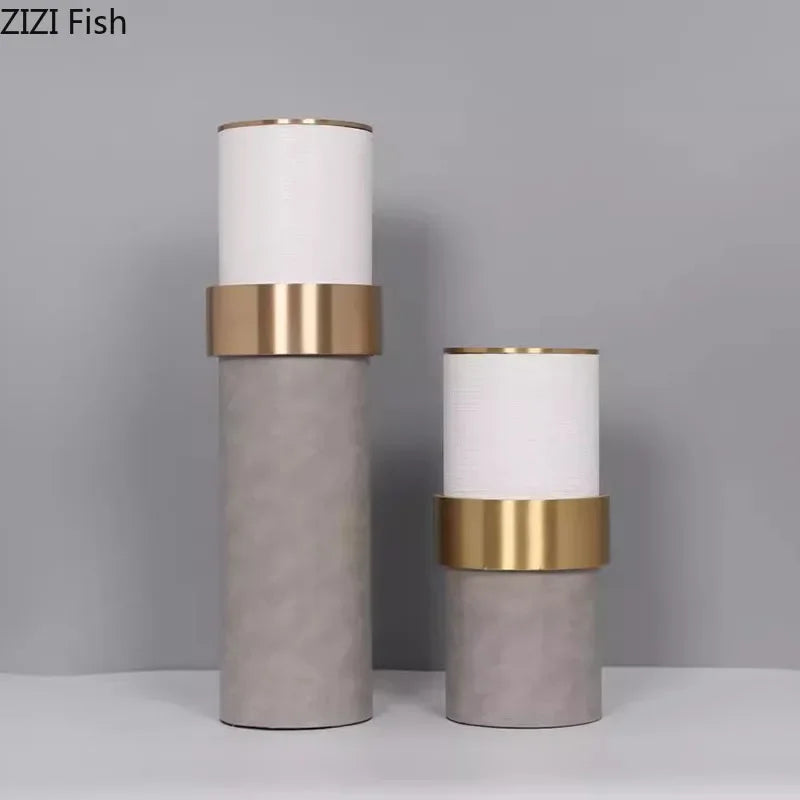 DecorBites™ مزهرية أسطوانية ذهبية، ديكور مكتبي جلدي، تنسيق زهور اصطناعية