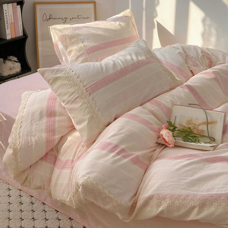 طقم لحاف DecorBites™ Lavender Lace: لحاف مقاس كوين مفرد، شرشف، أغطية وسائد