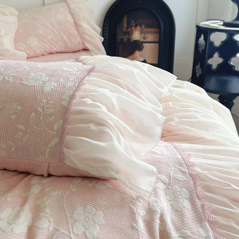 طقم سرير الأميرة المخملي من DecorBites™ Lace Ruffles: غطاء لحاف، شرشف، أكياس وسائد