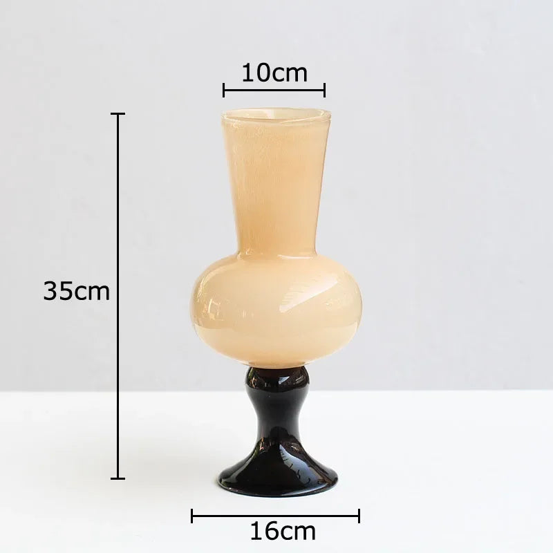 مزهرية زجاجية على شكل كأس من DecorBites™ لتزيين المكتب مع أزهار اصطناعية