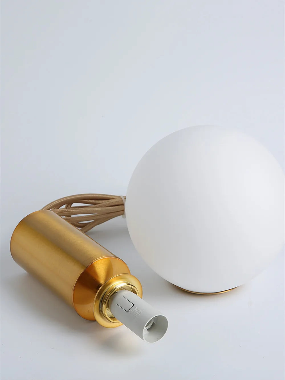 DecorBites™ ثريا سقفية ذهبية كروية بإضاءة LED لإضاءة ديكور المنزل الفاخر