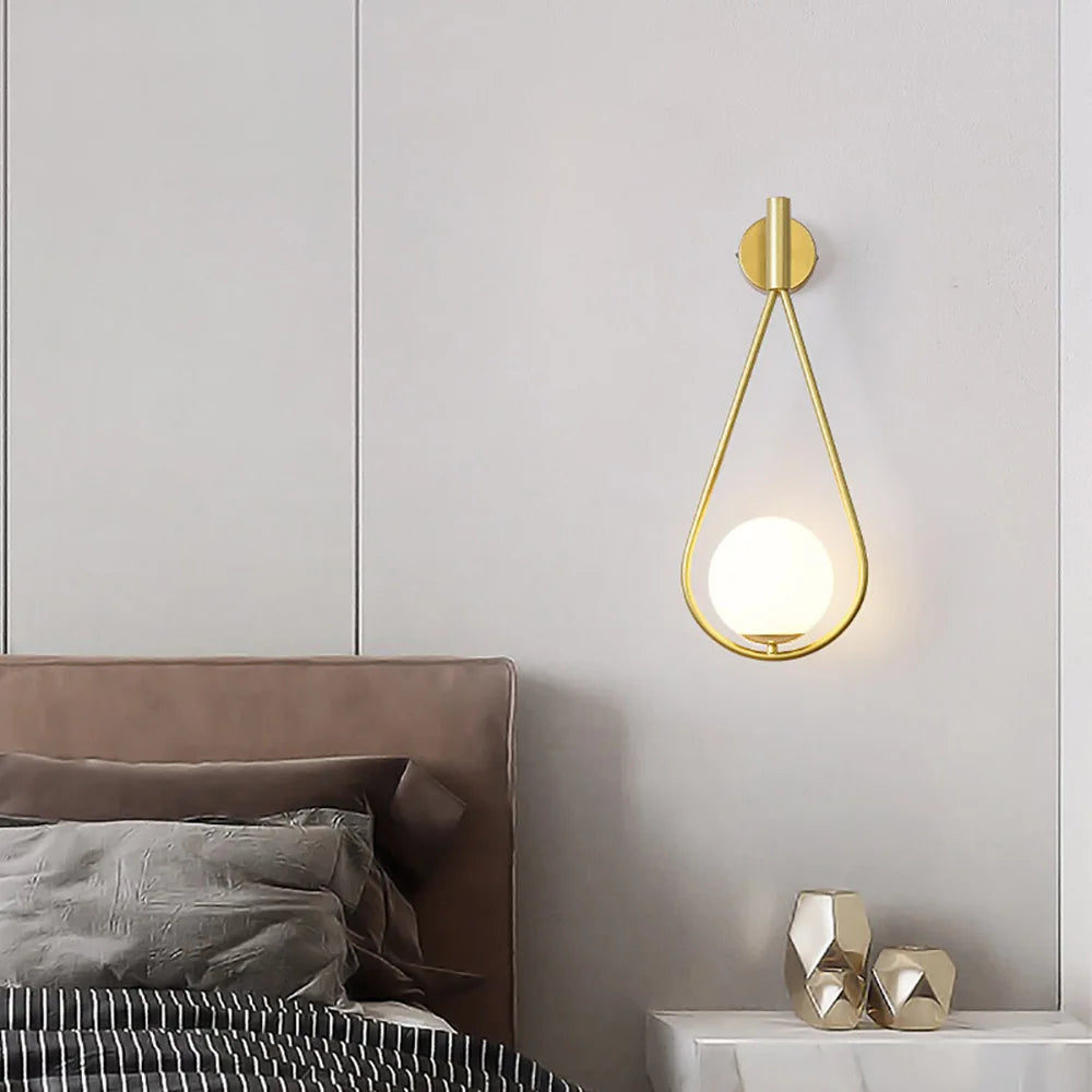 مصباح حائط من DecorBites™ بتصميم كروي ذهبي بظل زجاجي لغرفة النوم بجانب السرير للممرات