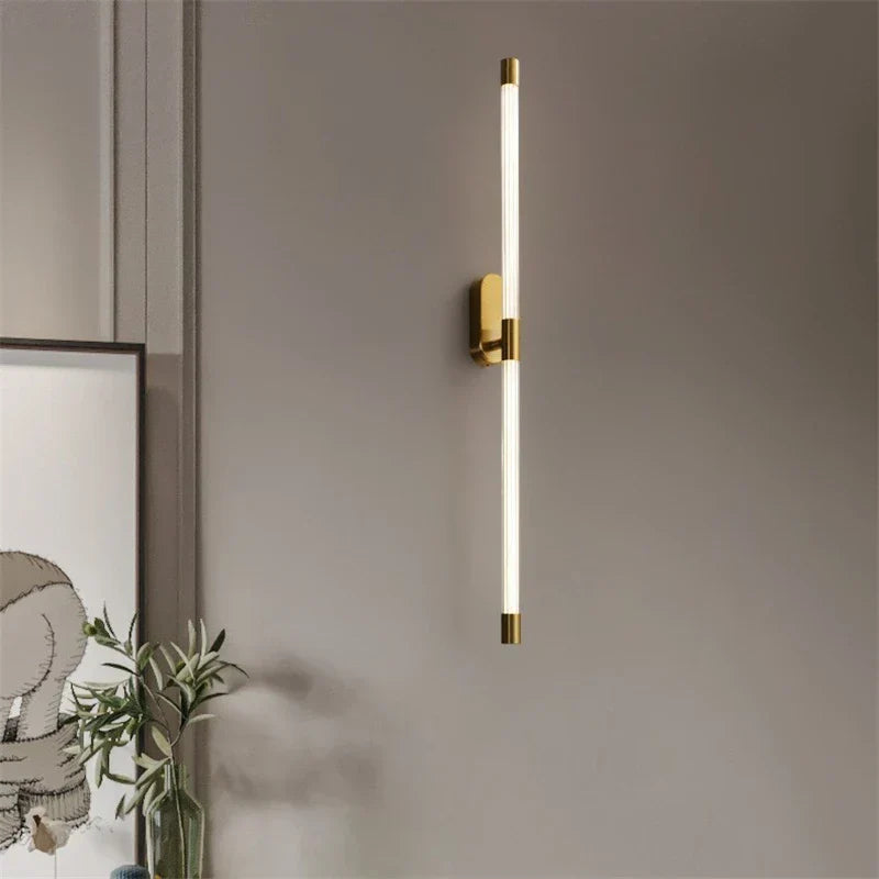 مصابيح حائط بخطوط هندسية ذهبية من DecorBites™ لديكور المنزل العصري الفاخر
