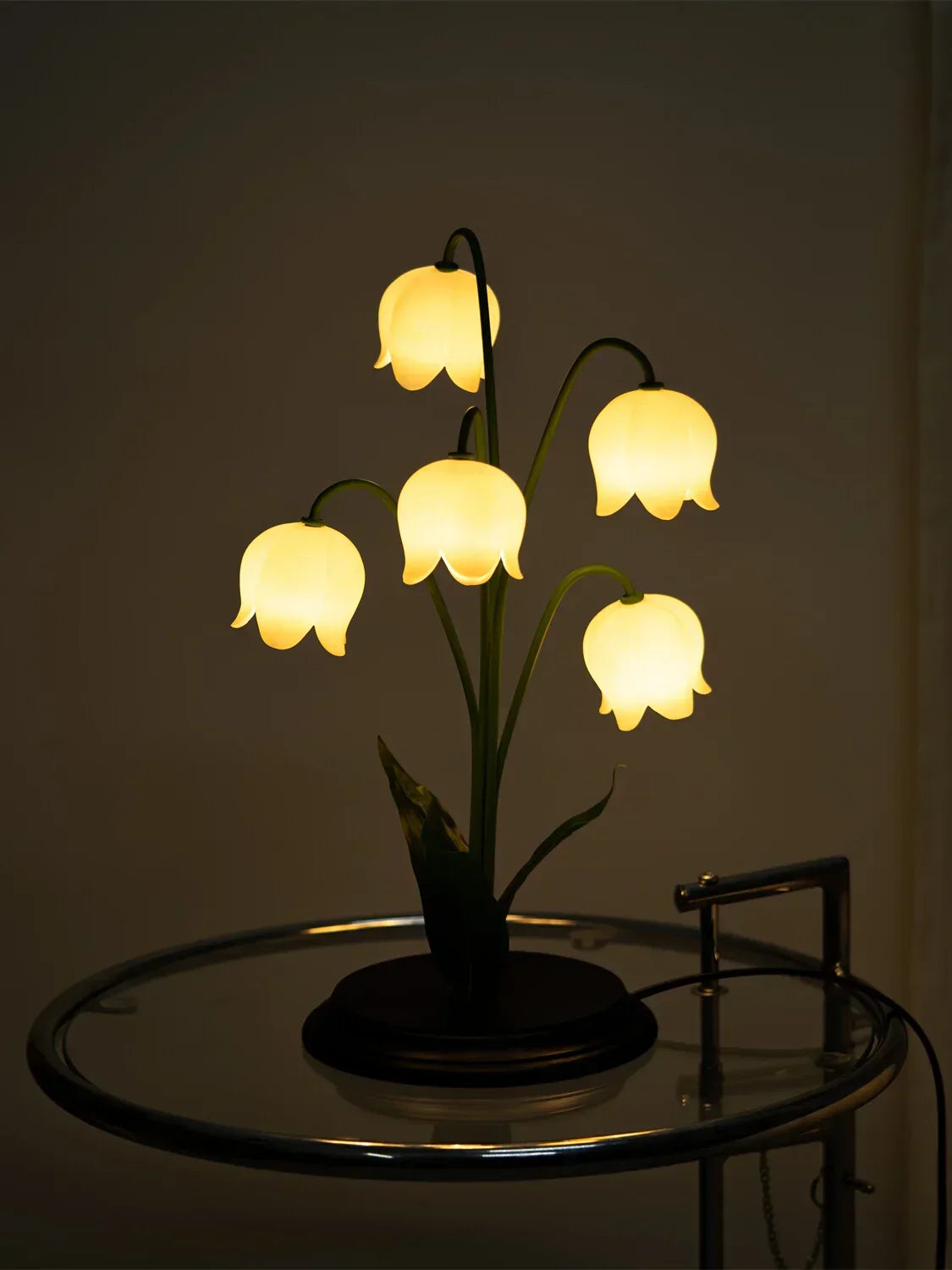 مصباح طاولة زهور LED من DecorBites™ - إضاءة مكتب زخرفية لغرفة النوم، وغرفة المعيشة، وغرفة الدراسة