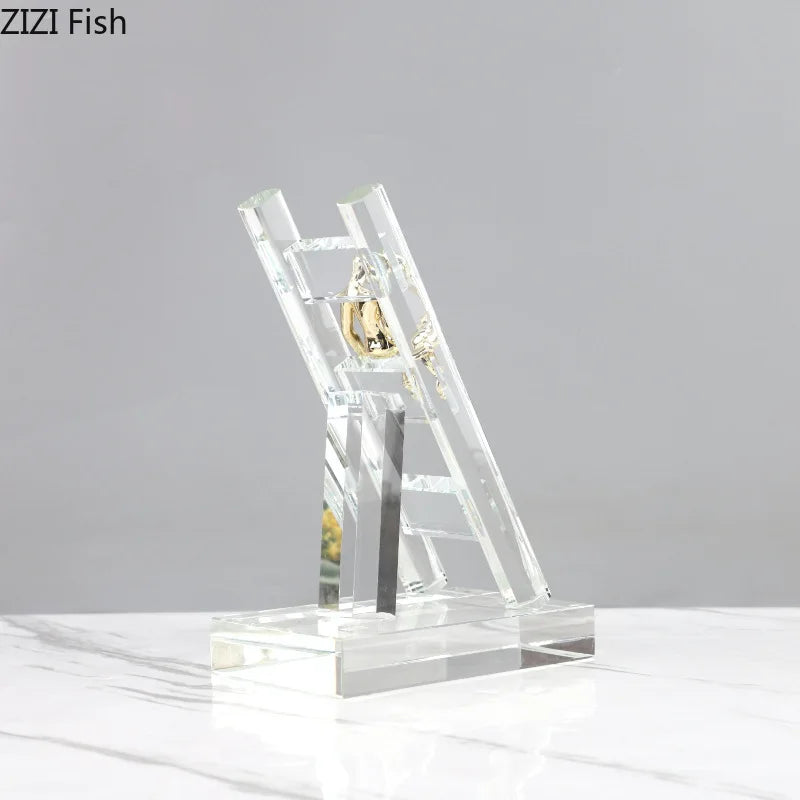 تُحف راتنجية بشكل شخصيات ذهبية من DecorBites™: ديكور مكتبي إبداعي للسلالم
