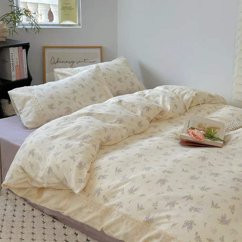 طقم لحاف DecorBites™ Lavender Lace: لحاف مقاس كوين مفرد، شرشف، أغطية وسائد
