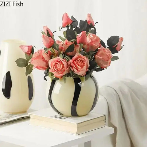 Vase en céramique crème à rayures noires abstraites, décoration de salon